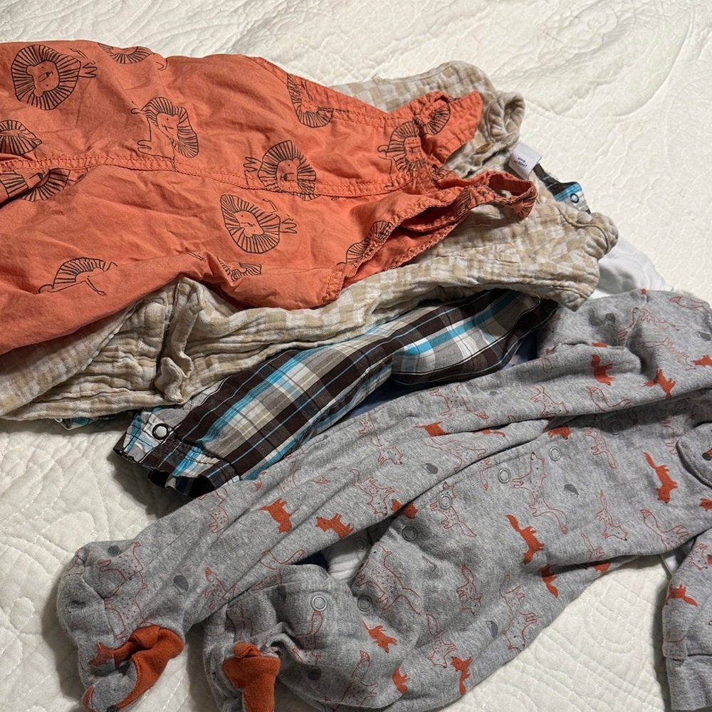 6 piece bundle 6-12 range Baby‎ Clothes Bundle with Animal Prints